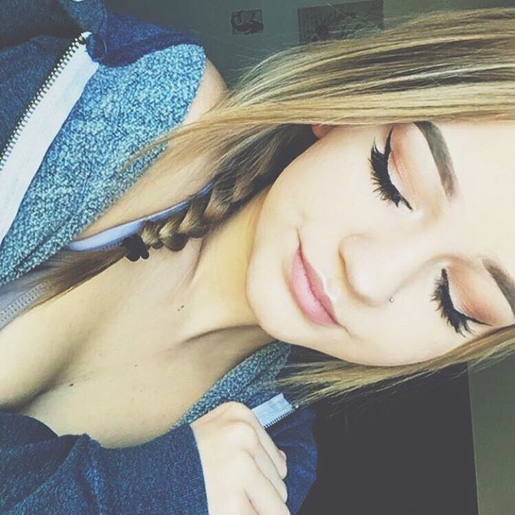 Emily from Belvidere | Woman | 19 years old