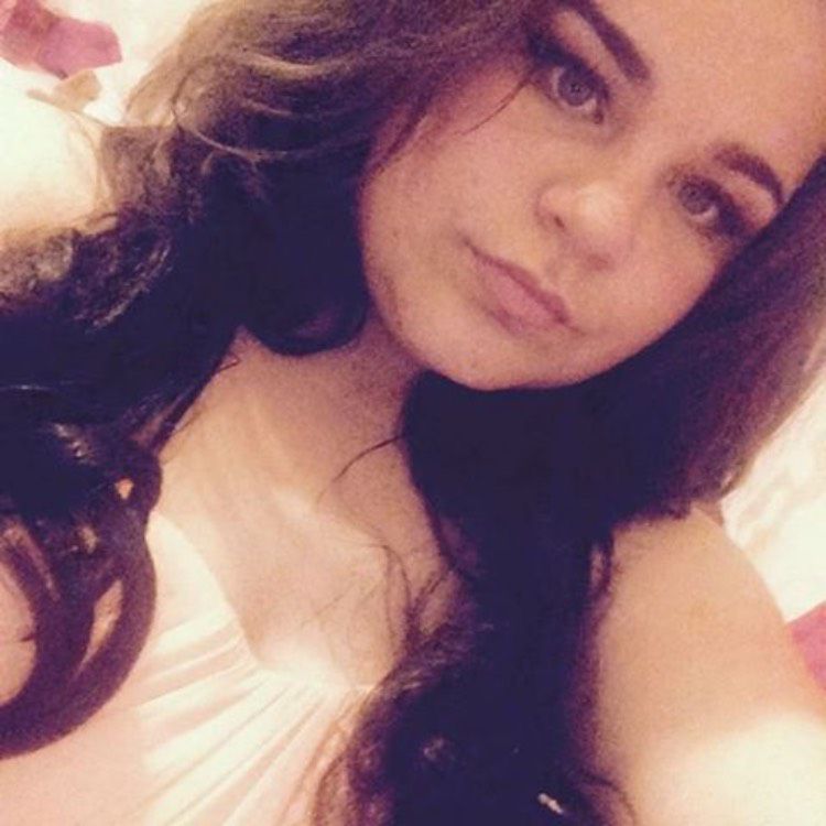 Riley from Oak Grove | Woman | 19 years old